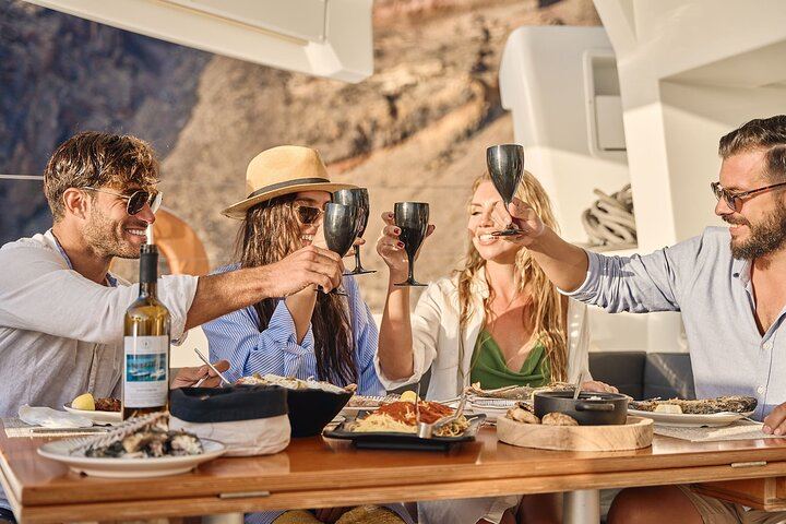 Santorini: Caldera Classic Semi-Private Cruise with BBQ & Drinks