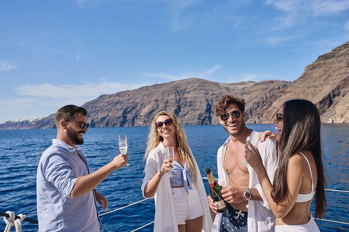 Santorini: Caldera Classic Semi-Private Cruise with BBQ & Drinks