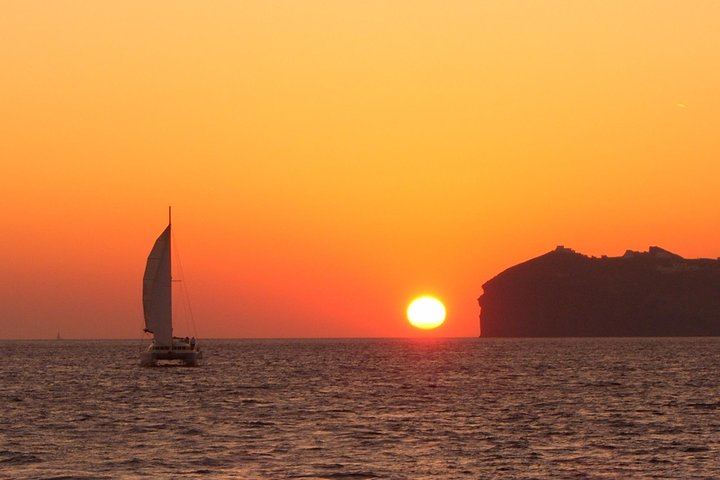 Santorini Caldera Sailing Tour with BBQ Lunch and Drinks