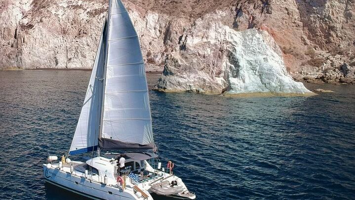 Santorini: Standard Small-Group Catamaran Volcano, BBQ & Drinks