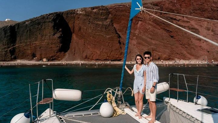 Santorini: Standard Small-Group Catamaran Volcano, BBQ & Drinks