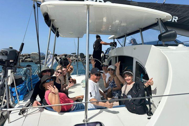 Santorini: Standard Small-Group Catamaran Volcano, BBQ & Drinks
