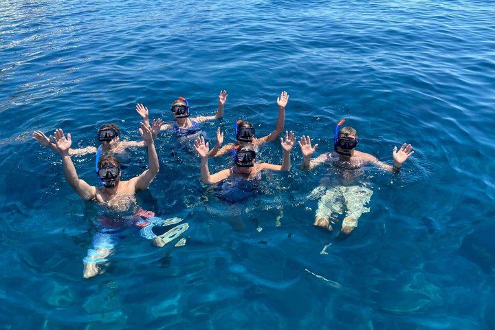 Santorini: Standard Small-Group Catamaran Volcano, BBQ & Drinks