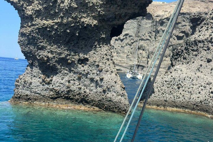 Santorini: Standard Small-Group Catamaran Volcano, BBQ & Drinks