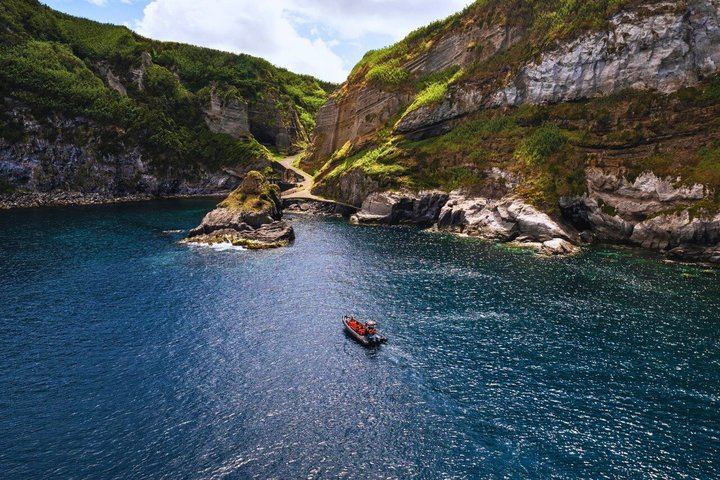 São Miguel: Sea Caves & Volcanic Cliffs Boat Tour