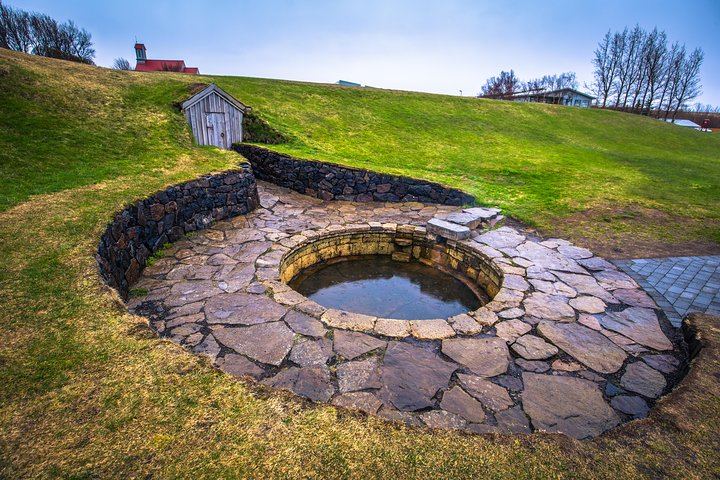 Silver Circle: Lava Cave, Waterfalls & Iceland Horses-Small Group
