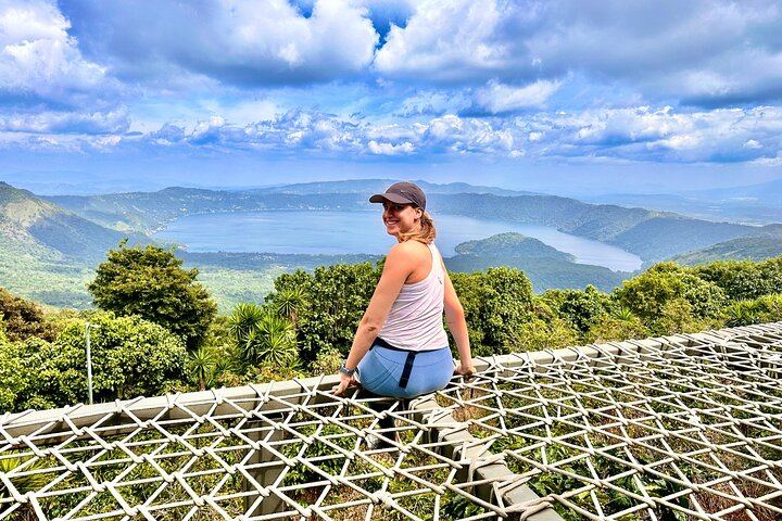 Solo female traveler posing in fron of the Coatepeque Lake