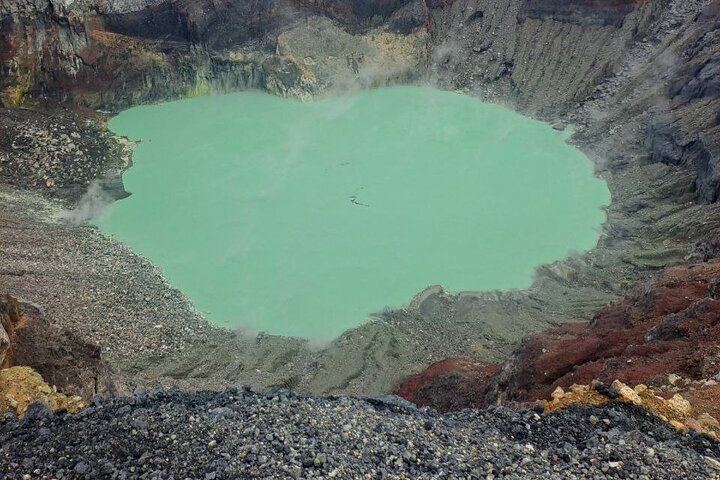 Sulfur lagoon on the crater