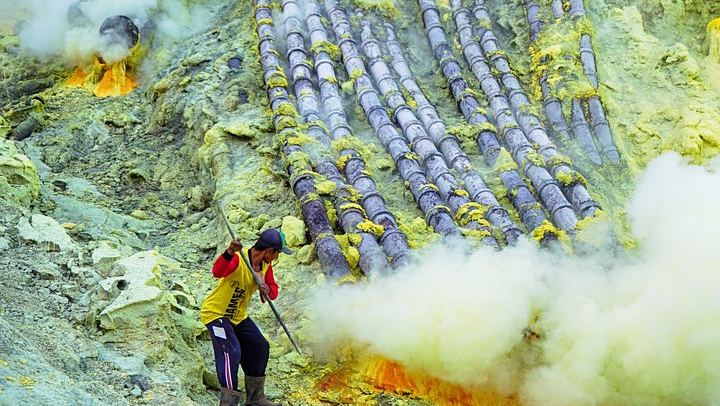 Sulfur Miner in Mount Ijen