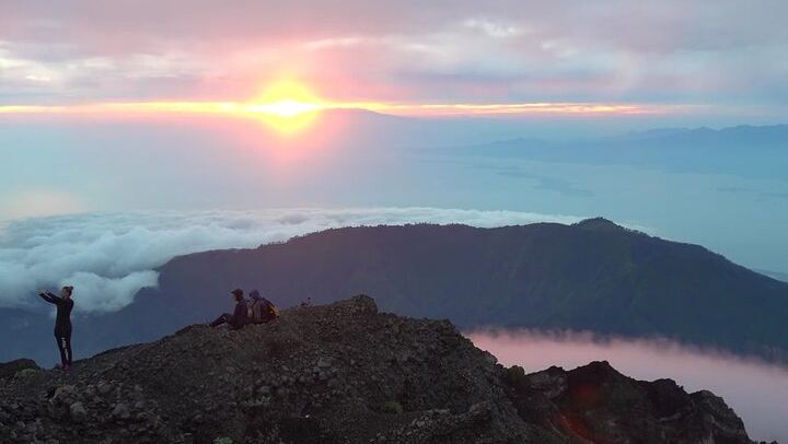 Sunrise at the top of rinjani