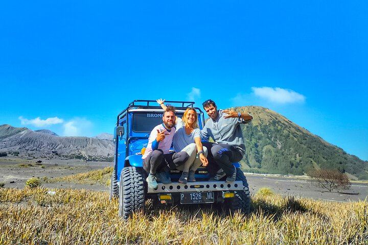 Take a Photo With 4x4 Jeep car on Savannah Hill