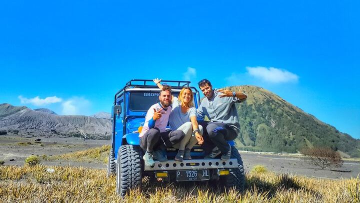 Take a Photo With 4x4 Jeep car on Savannah Hill