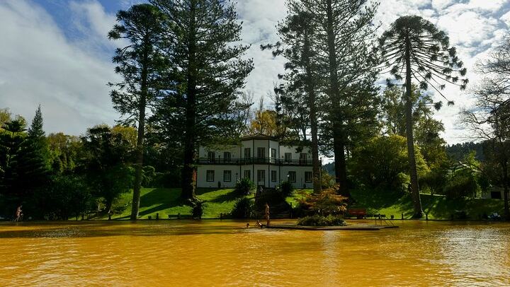 Terra Nostra Park hot springs