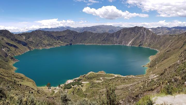 The great view from the edge of the Quilotoa Lagoon.
