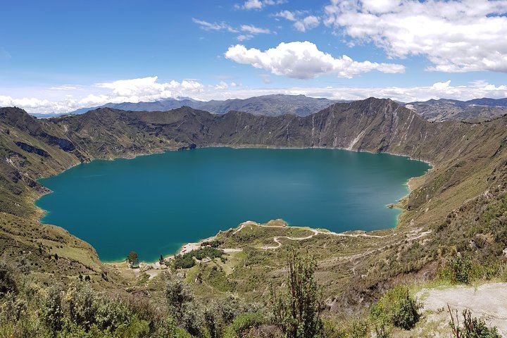 The great view from the edge of the Quilotoa Lagoon.
