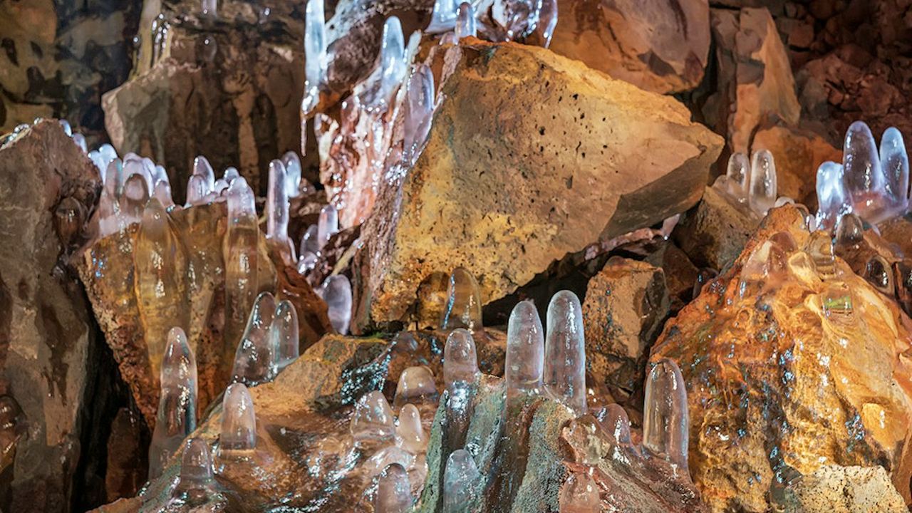 Raufarhólshellir Standard Tour, and the Ice at the Entrance