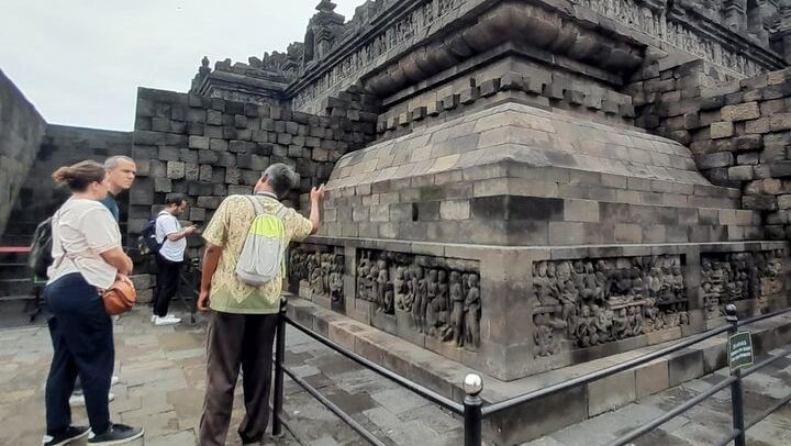 The relief on the temple walls are not only beautiful,but also tell history of Buddhism and life lessons