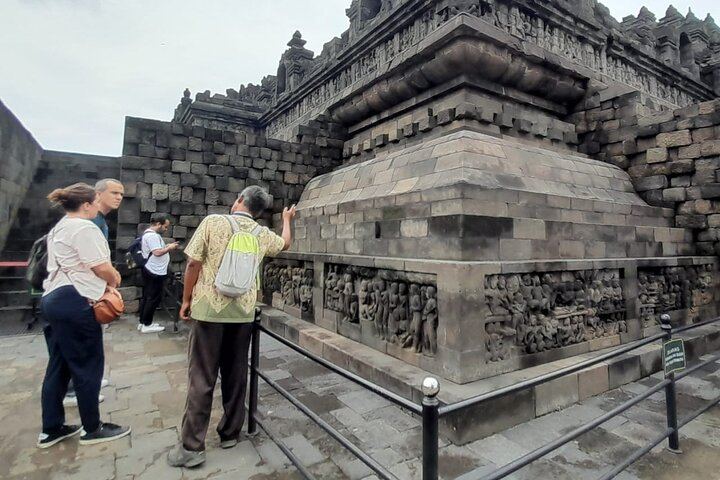 The relief on the temple walls are not only beautiful,but also tell history of Buddhism and life lessons