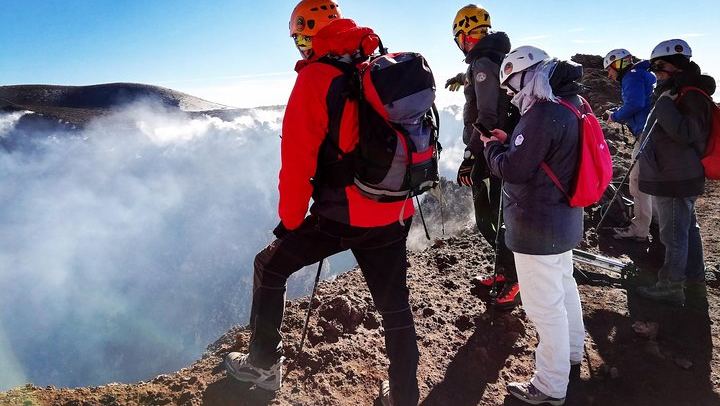 Tutti ad ammirare la Bocca Nuova una delle depressioni che costituiscono il Cratere Centrale dell'Etna