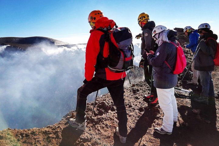 Tutti ad ammirare la Bocca Nuova una delle depressioni che costituiscono il Cratere Centrale dell'Etna