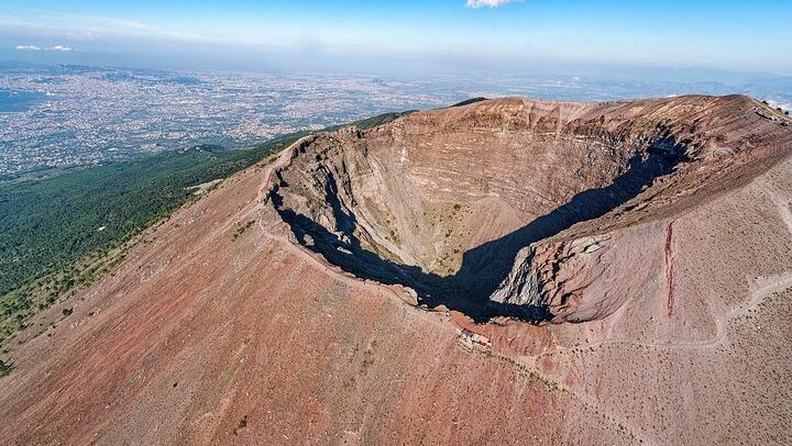 Vesuvius tour entrance to the crater and return bus