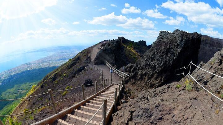Vesuvius tour entrance to the crater and return bus