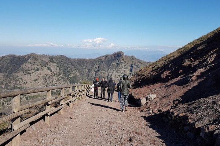 Vesuvius tour entrance to the crater and return bus