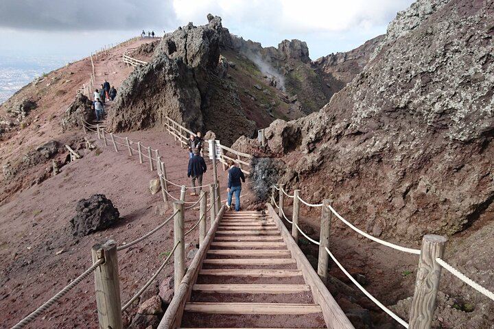 Vesuvius tour entrance to the crater and return bus