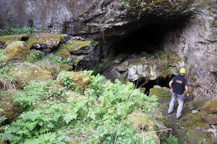 Visit to volcanic caves