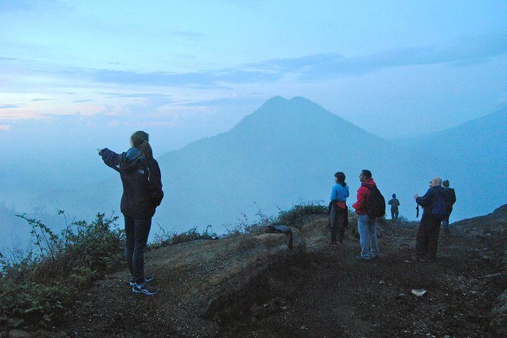 Waiting for sunrises at Ijen